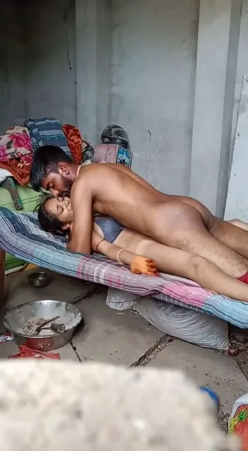 तबेले के अंदर देसी विलेज भाभी की गांड मारकर चुदाई की देहाती वीडियो — screenshot 5