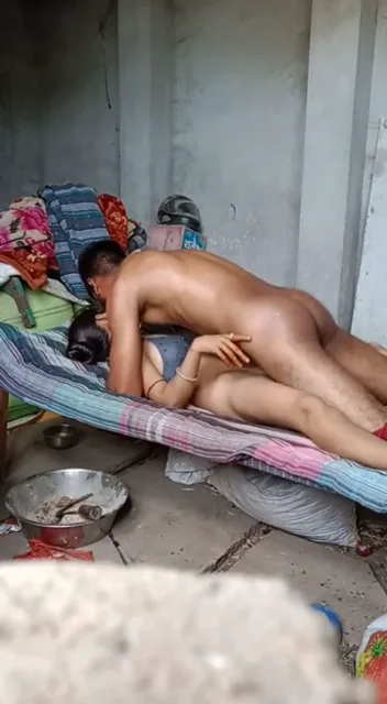 तबेले के अंदर देसी विलेज भाभी की गांड मारकर चुदाई की देहाती वीडियो — screenshot 7