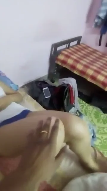 गुस्से में पैंटी उतारकर चूत चुदाई के लिए पेश करती गर्लफ्रेंड की देसी चुदाई हिंदी बीएफ — screenshot 2