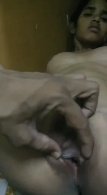 बॉयफ्रेंड ने खोलकर देखा अपनी गर्लफ्रेंड की चूत का चुदा हुआ भोसड़ा देसी एमएमएस वीडियो — screenshot 5