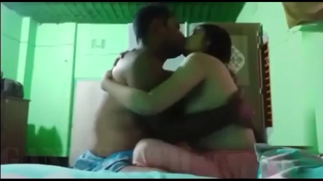 ब्यूटीफुल वाइफ ने पति का लंड मुंह में लेकर चूसा देसी बीएफ सेक्स वीडियो — screenshot 4