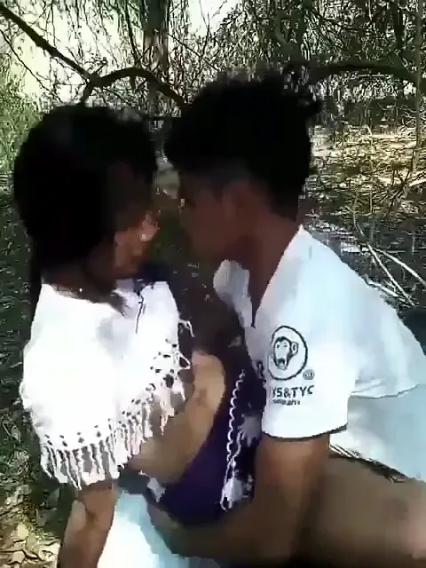देसी लवर्स की आउटडोर जंगल में चूत चुदाई गांड मारने वाली गांव क्लिप — screenshot 4