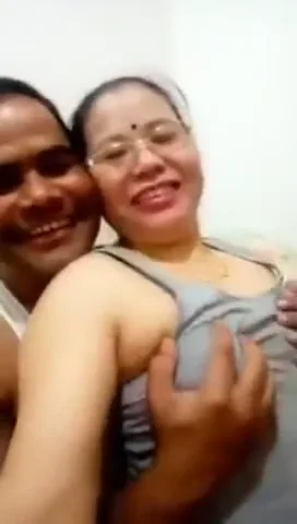 नेपाली रंडी आंटी अपने भतीजे के लंड पर चढ़कर मजे करती देसी चुदाई — screenshot 1