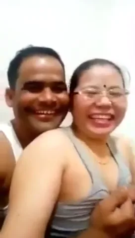 नेपाली रंडी आंटी अपने भतीजे के लंड पर चढ़कर मजे करती देसी चुदाई — screenshot 2