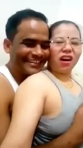 नेपाली रंडी आंटी अपने भतीजे के लंड पर चढ़कर मजे करती देसी चुदाई — screenshot 3