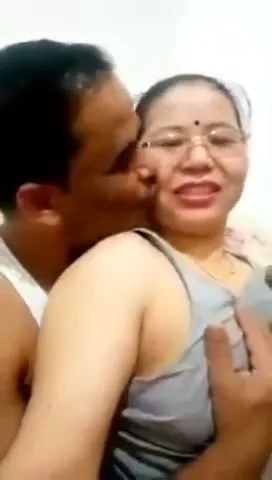 नेपाली रंडी आंटी अपने भतीजे के लंड पर चढ़कर मजे करती देसी चुदाई — screenshot 4