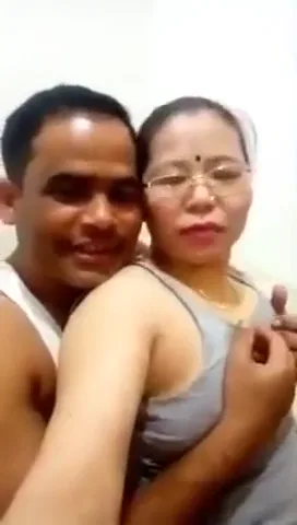 नेपाली रंडी आंटी अपने भतीजे के लंड पर चढ़कर मजे करती देसी चुदाई — screenshot 5