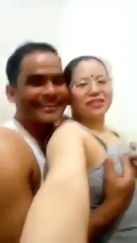 नेपाली रंडी आंटी अपने भतीजे के लंड पर चढ़कर मजे करती देसी चुदाई — screenshot 6