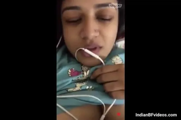 वीडियो कॉल पर गर्लफ्रेंड ने अपने बड़े बूब्स दबाए और दिखाए देसी एमएमएस वीडियो — screenshot 5