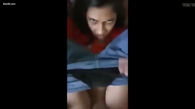 सेक्सी कॉलेज गर्ल की डेनिम जीन्स खिसकाकर चूत चुदाई का देसी बीएफ वीडियो — screenshot 2