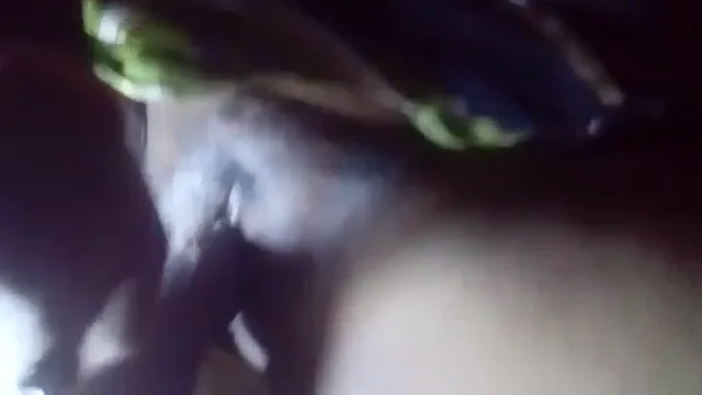 तेल लगाकर देहाती औरत डिल्डो से चूत हस्तमैथून करती देसी बीएफ वीडियो — screenshot 1
