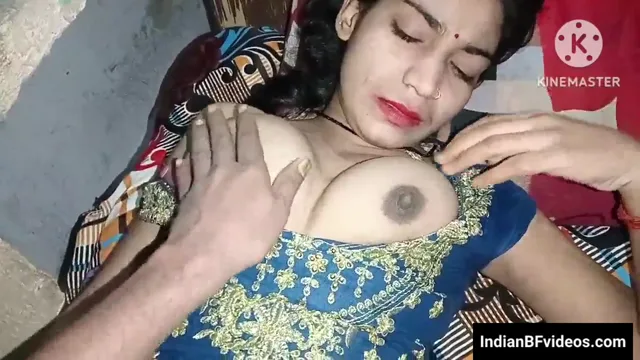 गाँव की सुंदर पत्नी की टांगें फैलाकर देसी चुदाई की गांव की क्लिप्स — screenshot 1