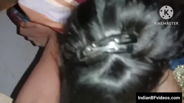 गाँव की सुंदर पत्नी की टांगें फैलाकर देसी चुदाई की गांव की क्लिप्स — screenshot 3