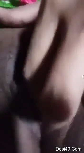 कल्पना दीदी के बड़े स्तन दबाकर काली चिकनी चूत हस्तमैथुन MMS — screenshot 3