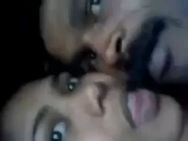 इंडियन कपल की जबरदस्त लिप किसिंग और जीभ चूसाई वाला रोमांटिक बीएफ वीडियो — screenshot 2