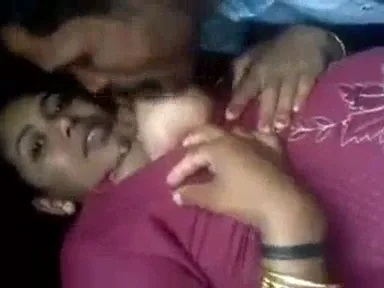 इंडियन कपल की जबरदस्त लिप किसिंग और जीभ चूसाई वाला रोमांटिक बीएफ वीडियो — screenshot 9