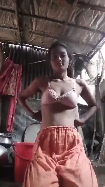 गरीब घर की देहाती लड़की ने कपड़े उतारकर नंगा बदन दिखाया देसी MMS वीडियो — screenshot 1