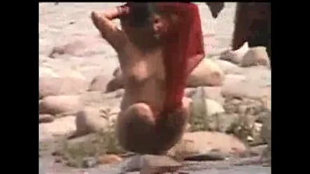 नदी किनारे नंगी नहाती देहाती औरतों की चूत गांड दिखाते हुए सेक्सी वीडियो — screenshot 2