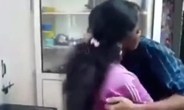 केबल वाले लड़के से प्यासी मल्लू भाभी का हॉट रोमांस और चुदाई मल्लू बीएफ वीडियो — screenshot 1