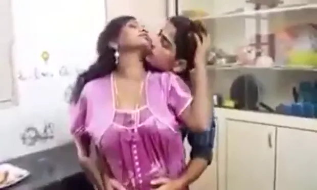 केबल वाले लड़के से प्यासी मल्लू भाभी का हॉट रोमांस और चुदाई मल्लू बीएफ वीडियो — screenshot 2