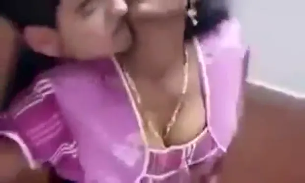 केबल वाले लड़के से प्यासी मल्लू भाभी का हॉट रोमांस और चुदाई मल्लू बीएफ वीडियो — screenshot 3