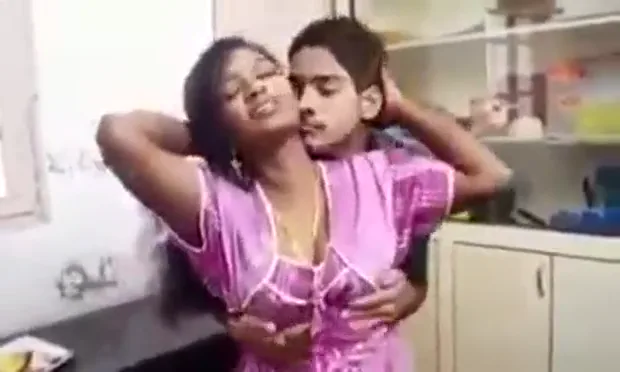 केबल वाले लड़के से प्यासी मल्लू भाभी का हॉट रोमांस और चुदाई मल्लू बीएफ वीडियो — screenshot 5