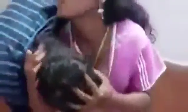 केबल वाले लड़के से प्यासी मल्लू भाभी का हॉट रोमांस और चुदाई मल्लू बीएफ वीडियो — screenshot 7