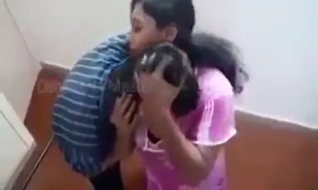 केबल वाले लड़के से प्यासी मल्लू भाभी का हॉट रोमांस और चुदाई मल्लू बीएफ वीडियो — screenshot 8