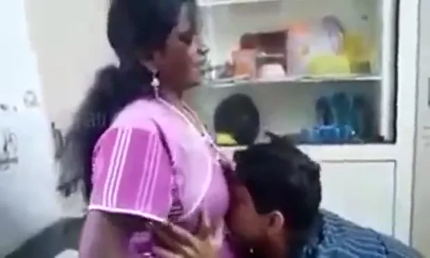 केबल वाले लड़के से प्यासी मल्लू भाभी का हॉट रोमांस और चुदाई मल्लू बीएफ वीडियो — screenshot 9