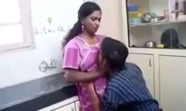केबल वाले लड़के से प्यासी मल्लू भाभी का हॉट रोमांस और चुदाई मल्लू बीएफ वीडियो — screenshot 10