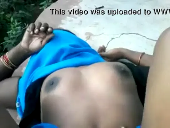 पैसे देकर मजदूर औरत की फूली चूत चोदते हुए देहाती चुदाई देसी सेक्स वीडियो — screenshot 2