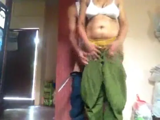 मल्लू भाभी ने पड़ोसी का लंड चूसा फिर चूत चुदाई हिंदी बीएफ — screenshot 4