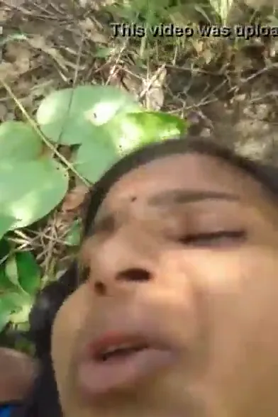 जंगल में चुदते जोर से कराहती तमिल लड़की की देसी चूत चुदाई वाली वीडियो — screenshot 2