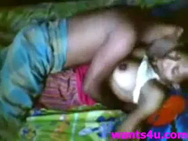 ताउजी की चुदासी बिटिया की देहाती चूत चुदाई MMS वीडियो — screenshot 2