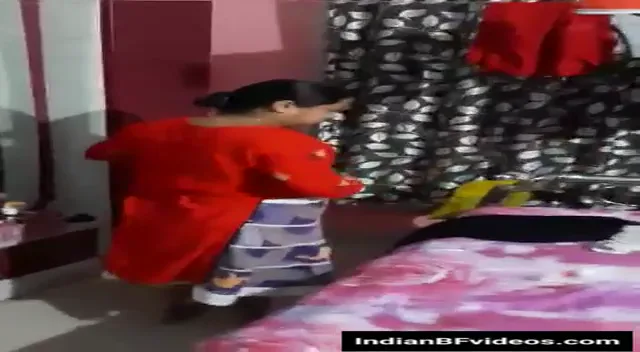 मेरे दोस्त की मां ने मेरे सामने अपने कपड़े बदले और गांड चूत दिखाई आंटी वीडियो