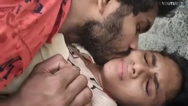 बॉयफ्रेंड के हॉट रोमांस से लड़की की देसी चुदाई शुरू हिंदी बीएफ वीडियो