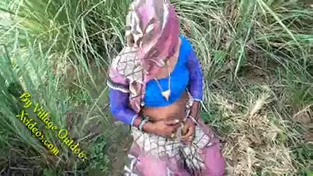 झांटों से भरी चूत वाली गर्लफ्रेंड को खेत में ले जाकर चोदा देसी एमएमएस — screenshot 1