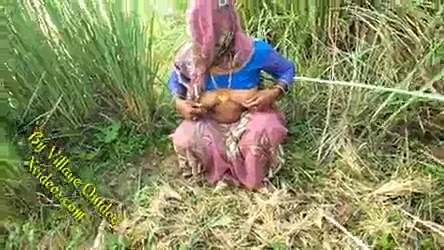 झांटों से भरी चूत वाली गर्लफ्रेंड को खेत में ले जाकर चोदा देसी एमएमएस — screenshot 3