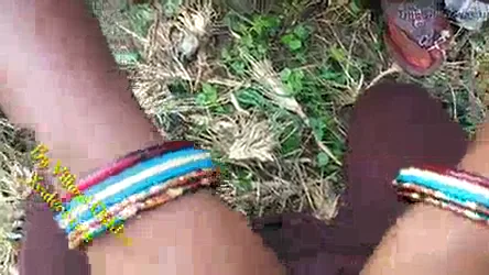 झांटों से भरी चूत वाली गर्लफ्रेंड को खेत में ले जाकर चोदा देसी एमएमएस — screenshot 6