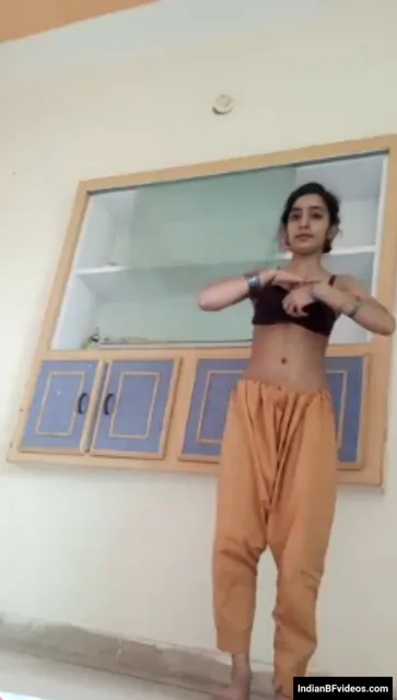 स्लिम लड़की ने झांटो वाली चूत और गांड दिखाई देसी चूत चुदाई वीडियो — screenshot 1