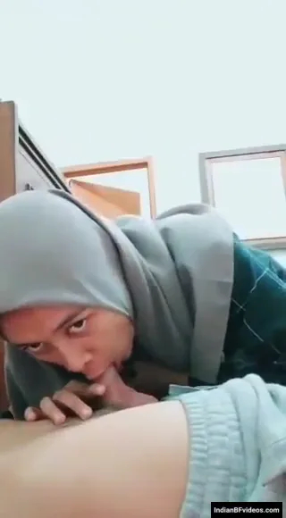 हिजाब वाली मुस्लिम लड़की छोटे भाई को मुँह में लेकर चूसा देसी ब्लो जॉब — screenshot 5