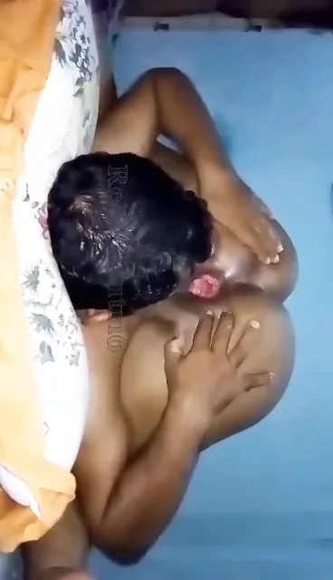 69 पोजीशन में चूत खोलकर चाटते हुए देसी भाभी चुदाई वीडियो — screenshot 1