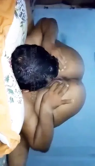 69 पोजीशन में चूत खोलकर चाटते हुए देसी भाभी चुदाई वीडियो — screenshot 2