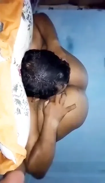 69 पोजीशन में चूत खोलकर चाटते हुए देसी भाभी चुदाई वीडियो — screenshot 5