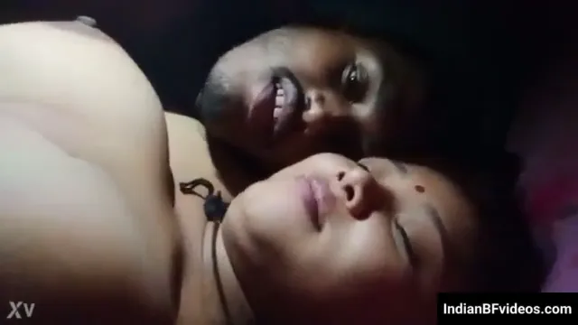रात में पति ने बीवी के गोरे बूब्स चूसे सेल्फी हिंदी बीएफ वीडियो — screenshot 1