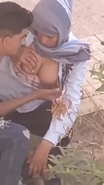 पाकिस्तानी गर्लफ्रेंड के मोटे बूब्स को बॉयफ्रेंड ने खुले में चूसते हुए देसी एमएमएस ब्लू फिल्म — screenshot 7