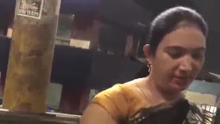 रेलवे स्टेशन पर रंडी से हिंदी में बातचीत चुदाई एमएमएस वीडियो