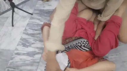 सेक्सी मुस्लिम भाभी सलवार घुटनों पर कर पति से बुर चुदाई पाकिस्तानी बीएफ
