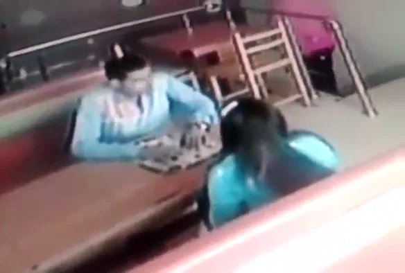 रेस्टोरेंट में देसी कपल की जोरदार चुदाई करते हुए मैनेजर ने पकड़कर लताड़ा ब्लू फिल्म वीडियो — screenshot 1