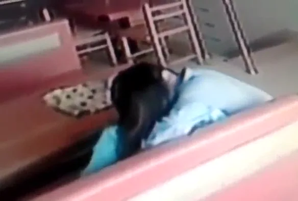 रेस्टोरेंट में देसी कपल की जोरदार चुदाई करते हुए मैनेजर ने पकड़कर लताड़ा ब्लू फिल्म वीडियो — screenshot 2